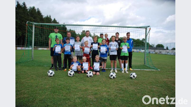 Elf Kinder absolvierten mit den Trainern der ASV-Jugendmannschaften ein Schnuppertraining. Bild: Sabine Schnurrer/exb