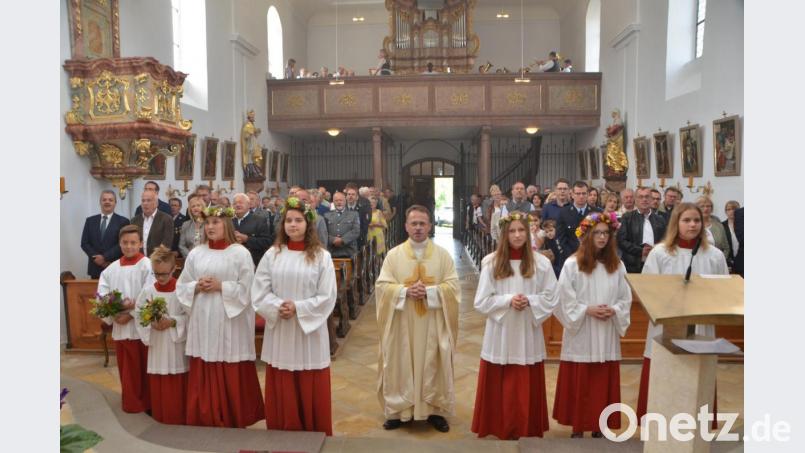 Dekan Alexander Hösl zelebrierte den Festgottesdienst zum Patrozinium. Vor allem die blumenbekränzten Ministranten sind an diesem Tag stets eine Augenweide. Bild: dob