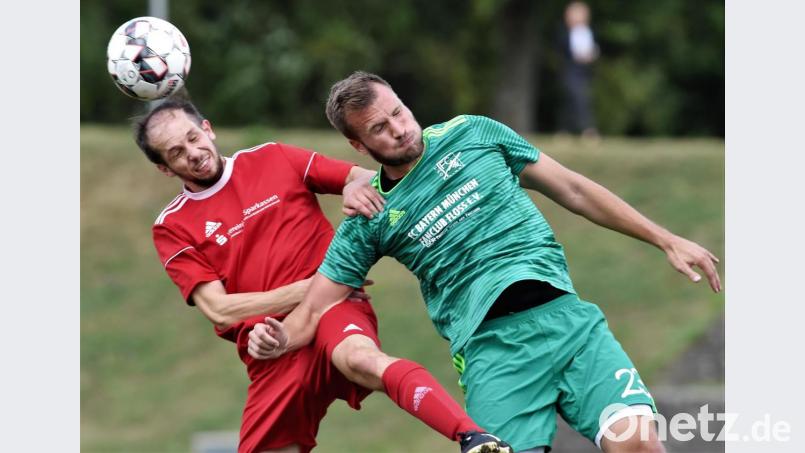 Das Spitzenspiel vergangenen Sonntag zwischen der SpVgg Vohenstrauß (links Sebastian Striegl) und dem FC Weiden-Ost (rechts Dominik Forster) war mit 5:1 eine klare Sache für den Gastgeber. Während Vohenstrauß am vierten Spieltag in Hirschau auf die Probe gestellt wird, muss der FC Ost gegen den TSV Erbendorf zurück in die Spur finden. Bild: G. Büttner