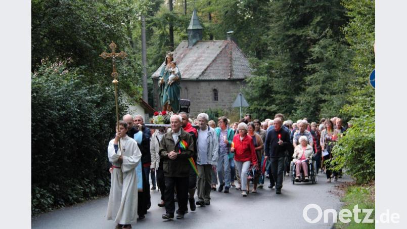 Gut 100 Marienverehrer ziehen am Feiertag Mariä Himmelfahrt bei einbrechender Dunkelheit betend und singend mit einer blumengeschmückten Statue der Gottesmutter von der Bildkapelle in die Wallfahrtskirche St. Felix. Bild: prh
