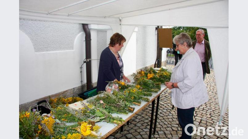 Vor den Gottesdiensten wurden Kräuterbüschel angeboten, die die KAB tags zuvor gebunden hatte. Bild: wro
