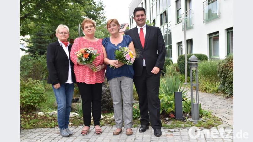 Rotkreuz-Kreisgeschäftsführer Sandro Galitzdörfer (rechts) und seine Stellvertreterin Edeltraud Sperber (links) danken den langjährigen Mitarbeiterinnen im BRK-Senioren- und Pflegeheim Helga Imbs (Zweite von links) und Heidemarie Haller. Bild: hcz