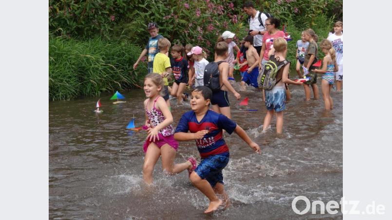 Wie ihre Boote gehen ihre Erbauer im Ferienprogramm auf Erkundungstour im Fluss. Bild: mld