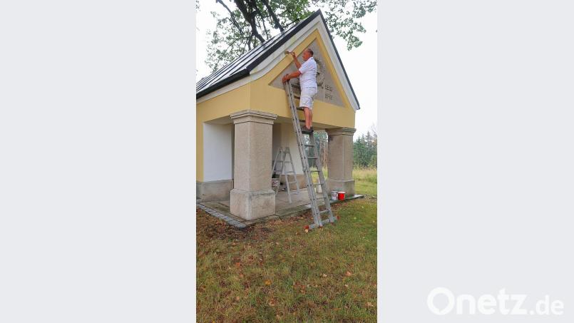 Die Kriegerkapelle auf dem Schusterberg in Friedenfels liegt Walter Konhäuser am Herzen. Seit 1981 bemüht er sich um das kleine Gotteshaus und war zum vierten Mal an einer Renovierung beteiligt. Bild: bsc