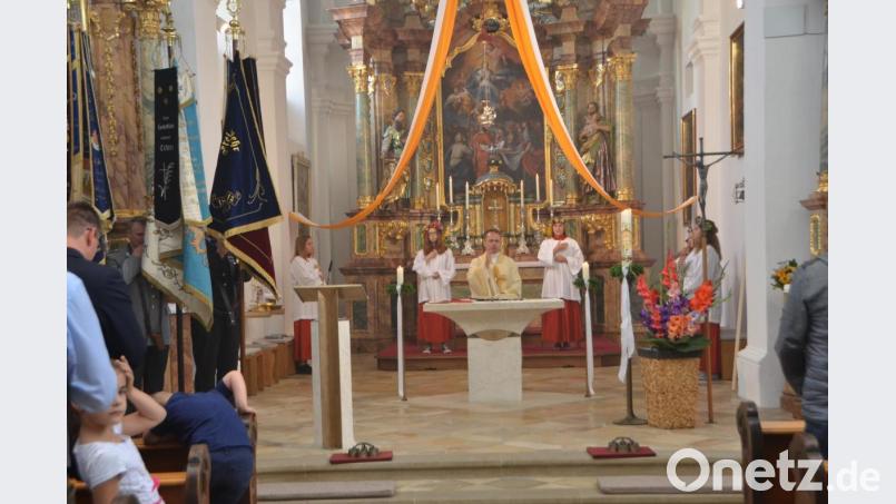 Dekan Alexander Hösl zelebrierte den Festgottesdienst zum Patrozinium. Vor allem die blumenbekränzten Ministranten sind an diesem Tag stets eine Augenweide. Bild: dob