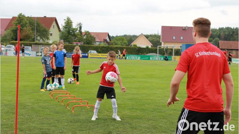 Ball annehmen, dribbeln und andere Grundtechniken des Fußballs werden in Kirchenthumbach geübt. Bild: ü