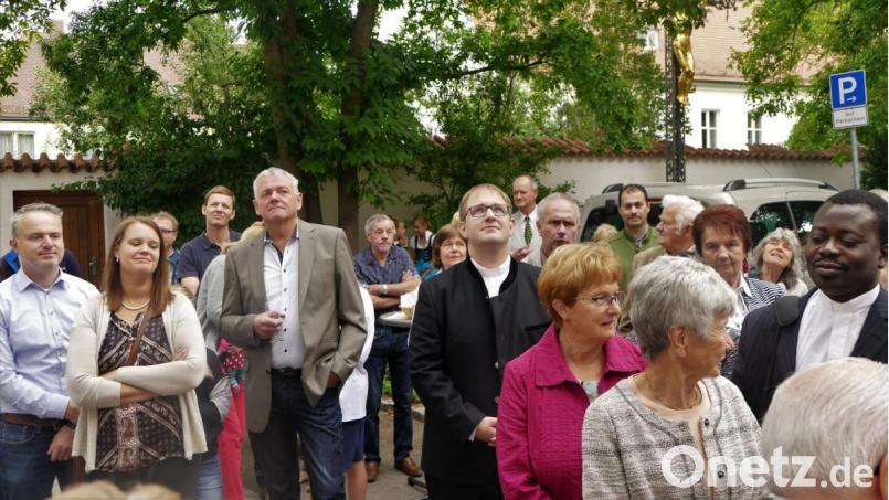 Viele Gläubige nehmen am Empfang auf dem Pfarrplatz teil. Bild: wbe