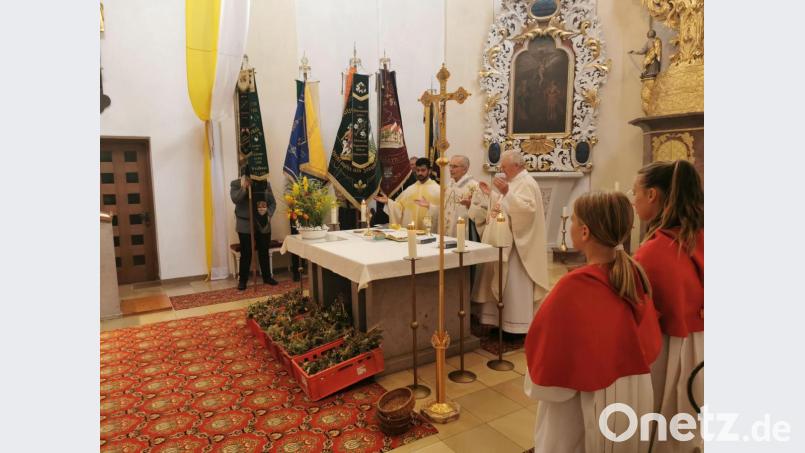 Den Altarraum bei der Festmesse füllten Pfarrer Erwin Bauer, Pfarrer i.R. Herbert Zimmermann und Pfarrvikar Bivin, die Fahnenabordnungen, Ministranten und die Kräuterbüschl vom Frauenbund. Bild: gz