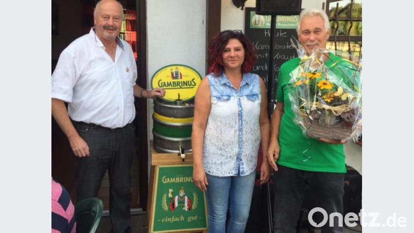 Brauereivertreter Heiner Nachtmann (links) und FC-Weiden-Ost-Vorsitzender Franz Bäumler begrüßen Sandra Weiß als neue Pächterin des Sportheims. Bild: hcz