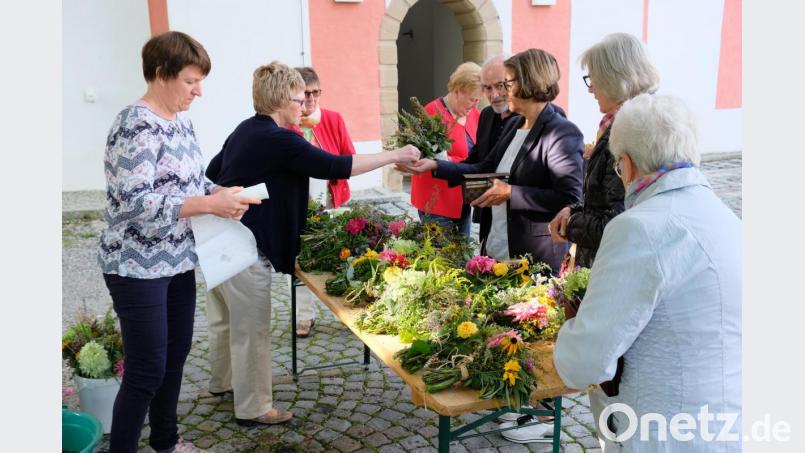 Reißenden Absatz fanden auch die duftenden Heilkräuter vor der Klosterkirche in Speinshart. Bild: do