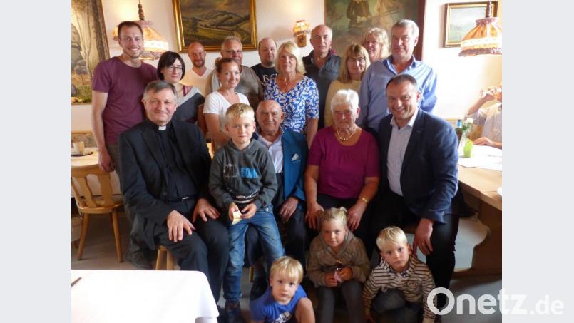 Pfarrer St. Stanislaw (links) sowie Bürgermeister Anton Kappl (rechts) machen der Jubilarin Klara Pausch und Ehemann Georg (Zweite und Dritter von rechts) ihre Aufwartung. Die Kinder, Schwiegerkinder, Kindeskinder und Urenkel Jannik, Hanna, Noah und Vinzenz (vorne) feiern das Fest mit. Bild: sl