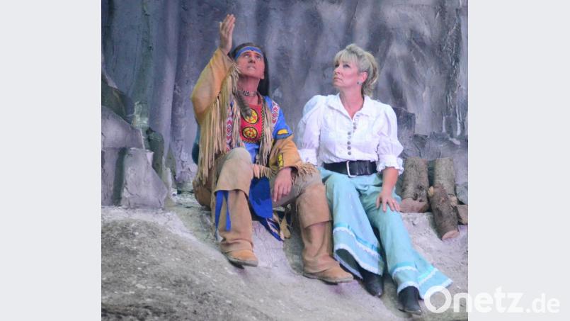 Apanatschka (Peter Görlach) verliebt sich in die Ärztin Susan Thomson (Claudia Jung). Bild: Kunz