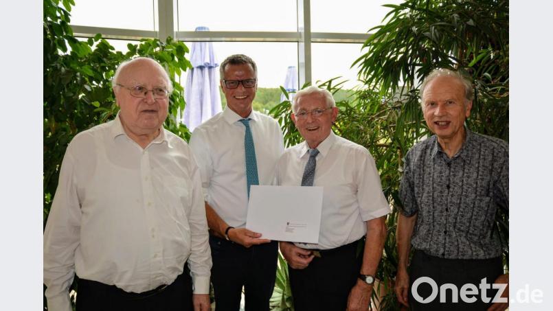 Dem Jubilar Alfred Hausmann (Zweiter von rechts) gratulieren zum 80 Geburtstag Bürgermeister Hermann Falk (Zweiter von links), Ruhestandspfarrer Konrad Kummer (links) und Pfarrer Hans-Peter Bergmann (rechts). Bild: fdl