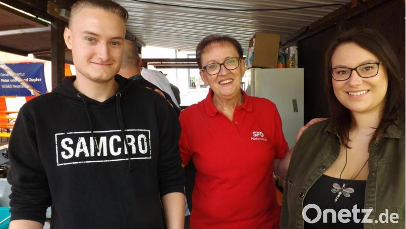 Dritte Bürgermeisterin Maria Sauer (Mitte) hat mit ihrem Team im Grillstand alles im Griff. Bild: trj