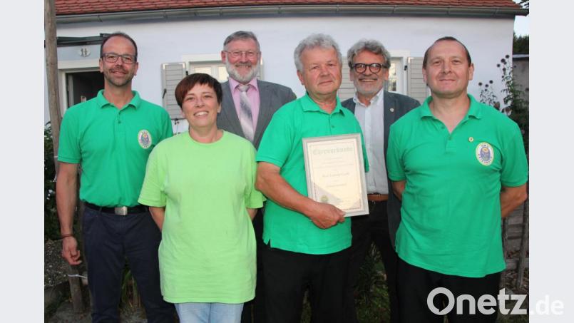 40 Jahre stand Ludwig Gradl als Vorsitzender an der Spitze des OWV-Zweigvereins Griesbach. Nun wurde er zum Ehrenvorstand ernannt. Im Bild (von links): Zweiter Vorsitzender Tobias Schön, Dritte Vorsitzende Roswitha Rödl, Bürgermeister Josef Schmidkonz, Ludwig Gradl, Hauptvereinsvorsitzender Armin Meßner und Vorsitzender Günter Gradl. Bild: kro