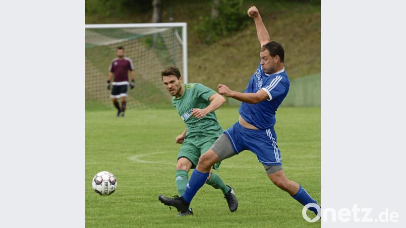 OVI-Teunz-Spieler Stefan Eichstätter (grün) wird vom Schmidgadener Alexander Schmidl gestört. OVI-Teunz gewann die Partie am Feiertag mit 2:0 und muss jetzt am Sonntag nach Nittenau. Schmidgaden empfängt den TV Nabburg. Bild: ham