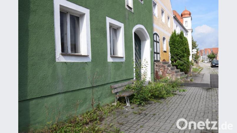 &quot;Da muss man was unternehmen&quot;! Mangelnde Straßenreinigung in Hohenburg am Marktplatz sorgt nicht nur für Unmut im Marktgemeinderat, sondern auch in der Bevölkerung. Bild: bö