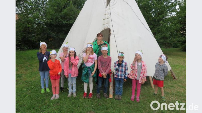 Mit Betreuerin Anna Lehner bauten die kleinen „Indianer“ ein Tipi auf. Bild: jzk