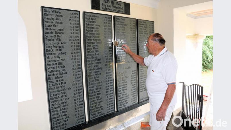 191 gefallene Friedenfelser des Ersten und Zweiten Weltkriegs sind auf den Gedenktafeln verewigt. Bei der Renovierung der Kapelle hat Walter Konhäuser die Inschriften gesäubert.	Bild: bsc Bild: bsc