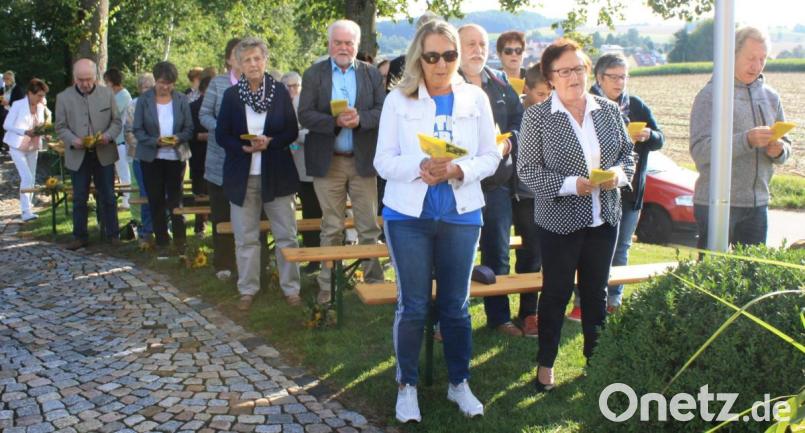 Viele Gläubige waren zum Gottesdienst bei der Marienkapelle am Roten Weg gekommen. Bild: lk