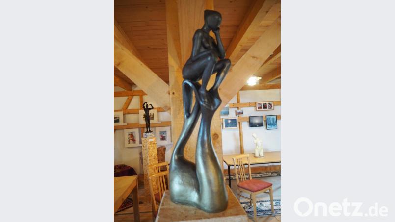 Zu den Kunstwerken gehören auch Plastiken des Bildhauers Ivan Chmelik. Bild: Magdalena Keilhauer/exb