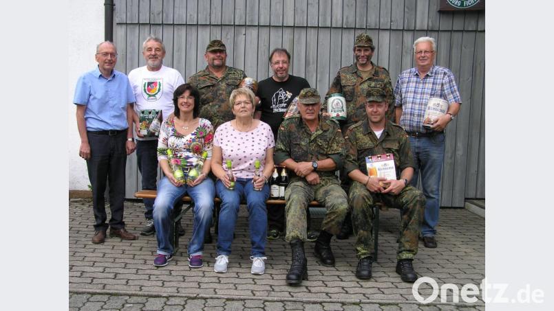 (SRK Nsg – KK-Vereinsmeisterschaft)
Die besten Schützen der Kleinkaliber-Meisterschaft der SRK Neusorg durften Preise entgegen nehmen. Unser Bild zeigt Angela Kastner (sitzend von links), Agnes Legath, Siegfried König und Erich Müller. Zweiter Bürgermeister Dr. Günther Fütterer (stehend von links) beglückwünschte auch Alois Würstl, SRK-Vorsitzenden Norbert Schwarz, Ralf Kastner, Florian Heinl und Josef Legath zu ihren errungenen Preisen. Bild: öt