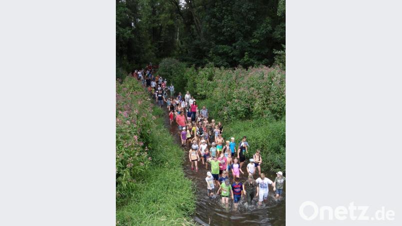 Wie ihre Boote gehen ihre Erbauer im Ferienprogramm auf Erkundungstour im Fluss. Bild: mld