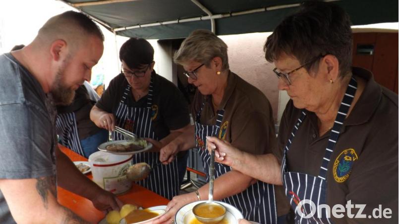 Leckerer Braten, zubereitet im Holzbackofen im Pfarrhof, ist beim Dorffest der Renner. Die Frauen vom Oberpfälzer Waldverein haben beim Anrichten alle Hände voll zu tun. Bild: trj