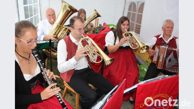 Die &quot;Tanzmusi&quot; der Großkonreuther Blasmsuik unterhielt den Festkommers beim OWV-Zweigverein Greisbach. Bild: kro