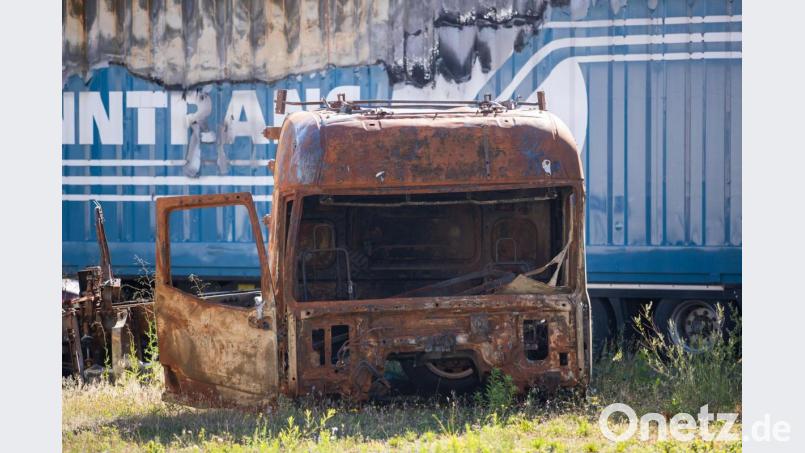 Der Tatort: Bis heute steht das ausgebrannte und zerlegte Wrack des Lkw im Hof der Kripo in Bayreuth. Bild: Daniel Karmann, dpa