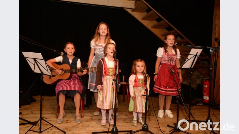 "D´Moidla" kennen bei ihren Auftritten kein Lampenfieber nicht. Sie singen unbekümmert vom "Birnbaum in der grünen Au". Bild: bey