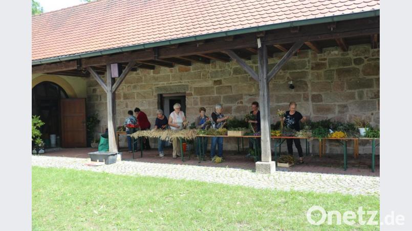 16 Frauen sorgten mit vereinten Kräften rasch für 100 Sträuße. Im Rundgang wurde für eine gute und gleichbleibende Mischung garantiert. Bild: rpp