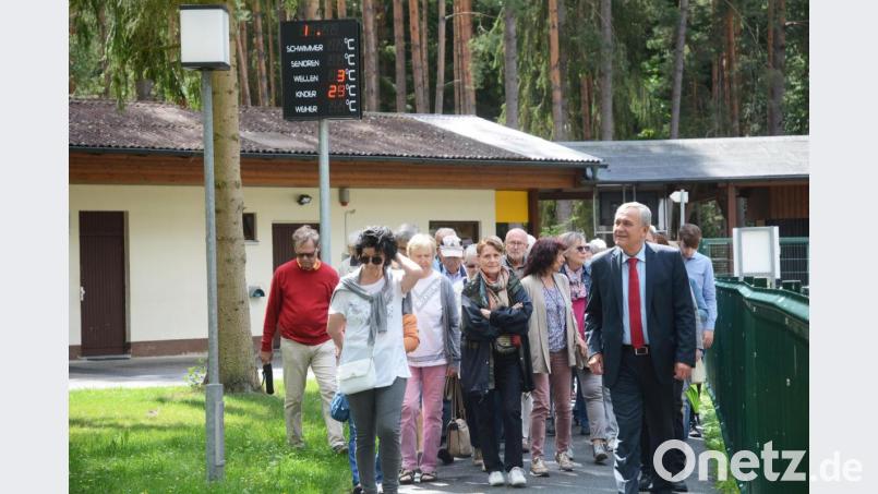 Mit 57 Senioren besuchte der Weidener Oberbürgemeister Kurt Seggewiß das Schätzlerbad. Bild: Gabi Schönberger