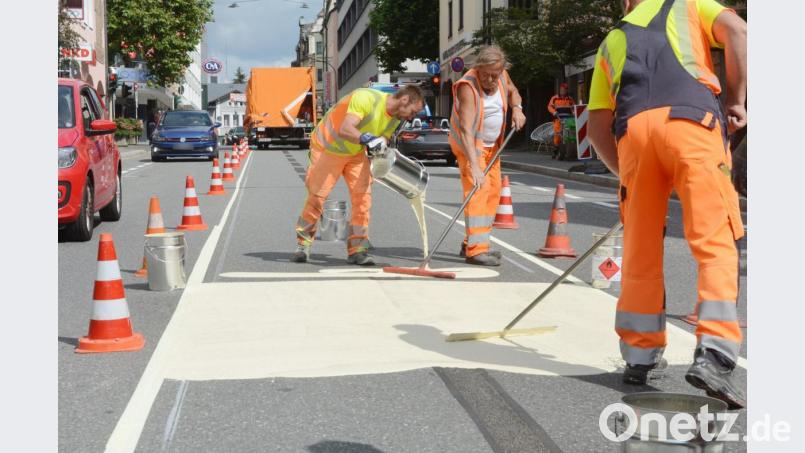 &quot;Nobel&quot;, nennt der Bautrupp-Chef die elfenbeinfarbene Markierung des 2,3 Meter breiten Mittelstreifens in der Dr.-Pfleger- und Sedanstraße. Die Neueinteilung der Verkehrsflächen gilt seit Mittwoch. Sie soll sowohl den Verkehrsfluss zum NOC beschleunigen als auch sichere Räume für Fußgänger und Radfahrer schaffen. Bild: Gabi Schönberger