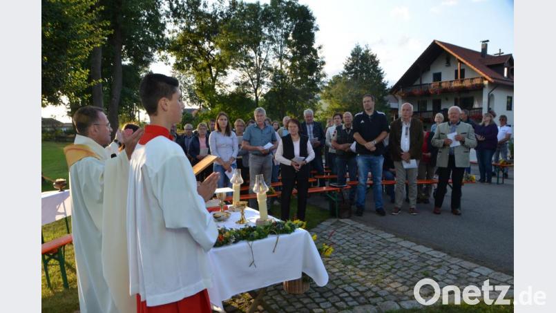 Es sind nicht irgendwelche Kränze, die hier in der Abendsonne vor Dekan Alexander Hösl auf dem improvisierten Altar liegen sondern liebevoll gewundene Kräutergebinde, die einen herrlichen Duft beim Kreuzfest in Unterlind verströmten. Bild: dob