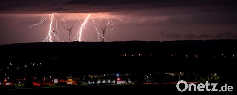 Beeindruckendes Naturschauspiel: Blitze zwischen den Winderädern von Wappersdorf. Bild: Charlotte Wiesent
