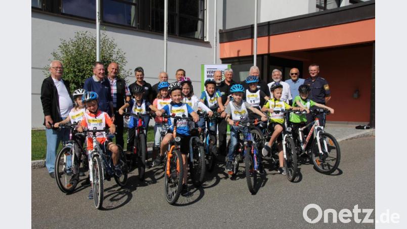 Viele Helfer (im Hintergrund) haben für die Kinder einen Fahrradparcours aufgebaut und sie eine Gefahren-Schnellbremsung, das Umfahren von Hindernissen oder die Reaktion auf ein unvorhersehbares Ereignis im Straßenverkehr üben lassen. 
Für alle gab es Urkunden, für die Besten Siegermedaillen. Bild: frd