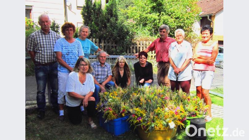 Die OGV-Mitglieder und der Vorstand beim Kräuterbuschenbinden. Bild: ak