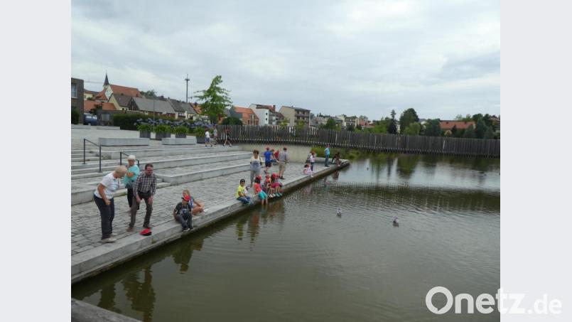 &quot;Schiff ahoi&quot; am Stadtteich. Bild: Marianne Scheffler/exb