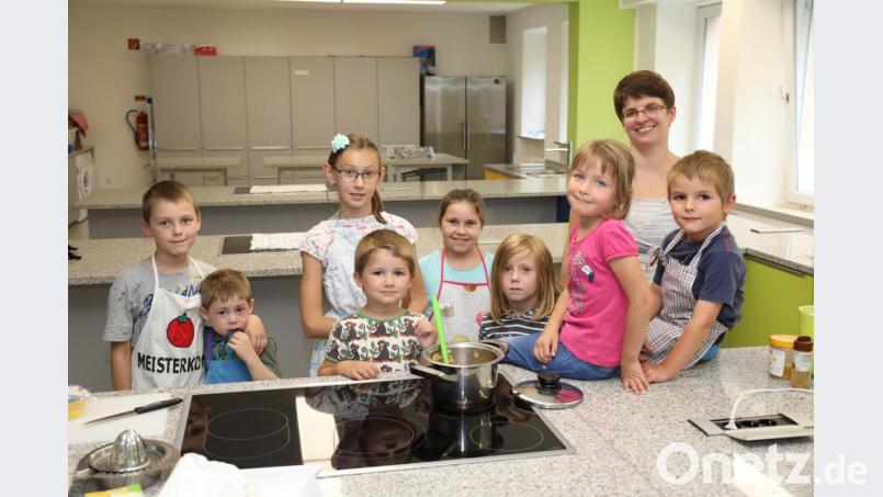 Viel Spaß hatten die jungen Teilnehmer beim Kinderkochkurs mit Diplom-Ökotrophlogin Kristina Heinzel-Neumann. Bild: njn
