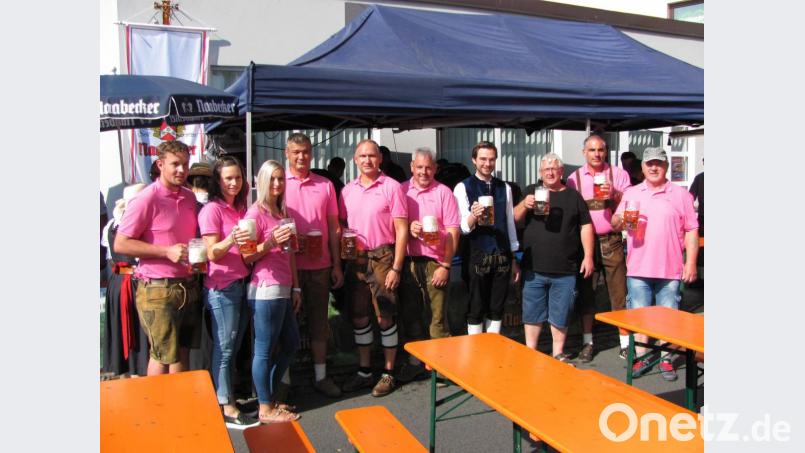 Nach dem Anzapfen treffen sich die Vorstandsmitglieder des Vereinskartells zu einem ersten &quot;Prost&quot; auf ein harmonisches Bürgerfest. Bild: sei