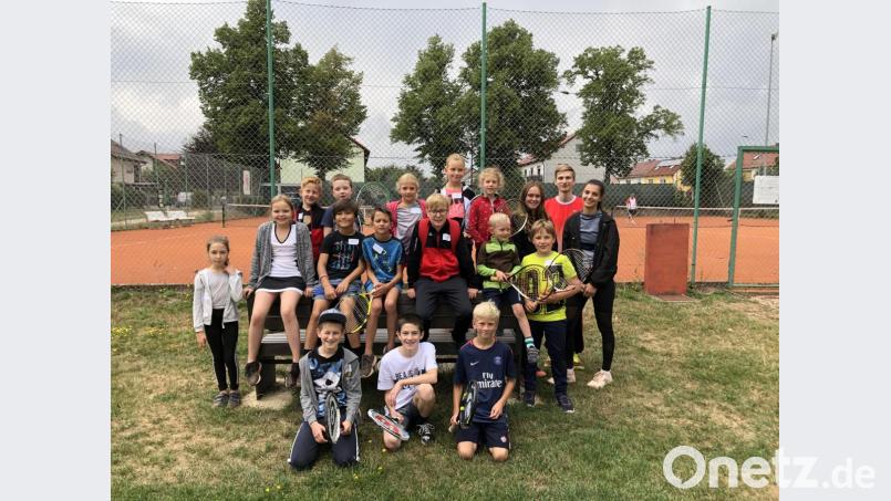Zu einem Schnuppertraining hatte der Tennisclub eingeladen. Den Teilnehmern (Bild) wurden dabei die Grundkenntnisse des Tennissports vermittelt. Bild: hä
