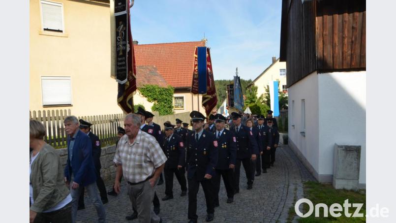 Ein langer Kirchenzug mit der Blaskapelle &quot;Bayrisch Blech&quot; voran bewegte sich vom Feuerwehrhaus über die Anhöhe zur Pfarrkirche. Bild: dob
