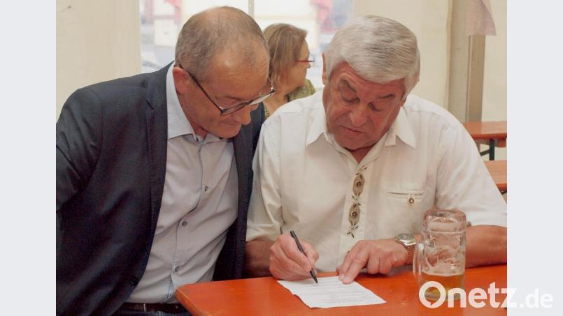 Bürgermeister Erwin Geitner (links) und sein Amtsvorgänger Gotthard Färber im Team über einen Fraggebogen zum Senioren-Quiz. Bild: sön