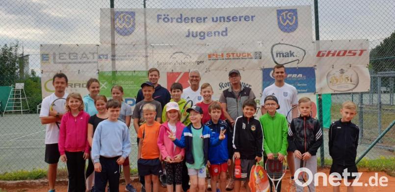 Mit Energie und Ausdauer haben 16 Kinder im Rahmen des städtischen Ferienprogramms den Tennissport für sich entdeckt. Claus Combe (links) war dabei eine große Hilfe. Bild: lym