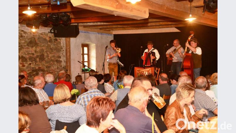 Einen fulminanten Auftritt legte der "Eisenbahn-Zoigl-Express" aus Vohenstrauß zuerst in der Tenne, dann nochmals in der Scheune hin. Bild: bey