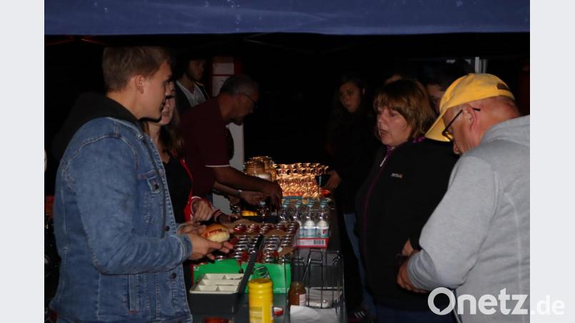 Die Narrhalla bewirtet mit warmen Leberkässemmeln und kümmert sich um Auf- und Abbau. Bild: wrm