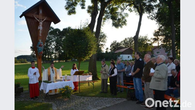 Es sind nicht irgendwelche Kränze, die hier in der Abendsonne vor Dekan Alexander Hösl auf dem improvisierten Altar liegen sondern liebevoll gewundene Kräutergebinde, die einen herrlichen Duft beim Kreuzfest in Unterlind verströmten. Es ist die Zeit des Überflusses in der sommerlichen Natur. Bild: dob