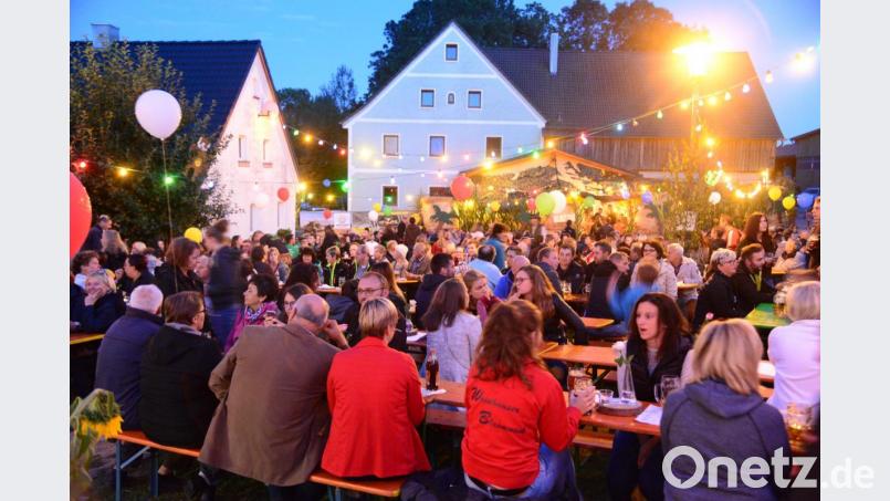 Die Burkhardsriether feiern ein idyllisches Sommernachtsfest. Bild: bey