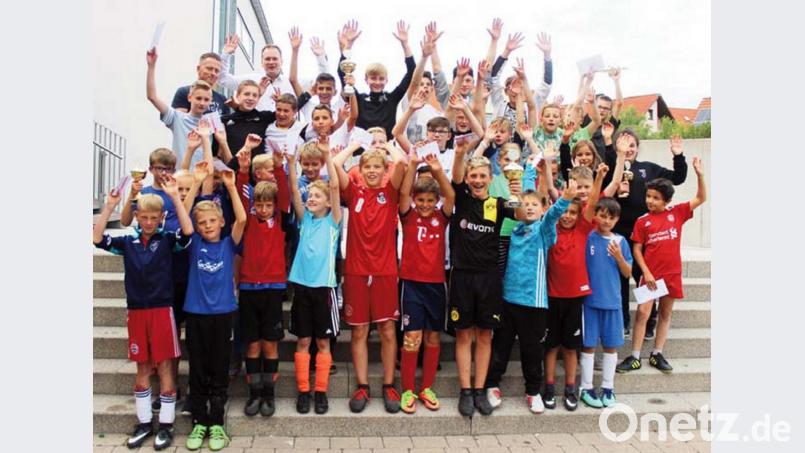 Beim Bolzplatzturnier in Speichersdorf haben die Teams ihren Spaß. Bild: hai